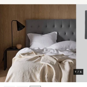 Grå sammet sänggavel - Grå sammet sänggavel från Ellos i nyskick!  Till en 120 säng. Postar! Köpt för 1299kr, pris kan diskuteras:)