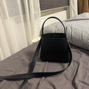 Ginatricot väska - Fint skick, se sista bild för bild på defekt. Annars fint skick utanpå