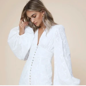 Adoore klänning - Säljer nu min studentklänning jag hade på min mottagning, från Adoore i storlek 34!! 💛Sista knappen längst ner är borta, skicka för bild men därav billigare pris 🤗 Nypris 1700kr