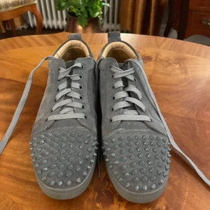 Christian Louboutin -  Jag säljer mina Christian Louboutins  på grund av för liten storlek. De är i bra skick när jag bara använt dom några gånger samt aldrig gått en längre stärka utomhus utan bara haft dom inomhus.  Om ni vill ha dom skriv och ingen prutning godtas.