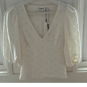 Vit topp - Superfin vit topp från Kappahl! Har endast testat den och satt jätte fint, men har inte kommit till användning så lappen är på. 💕storlek xs🩷🩷🩷