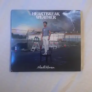 Niall Horan heartbreak weather cd, oanvänd i fint skick. Köparen står för frakten