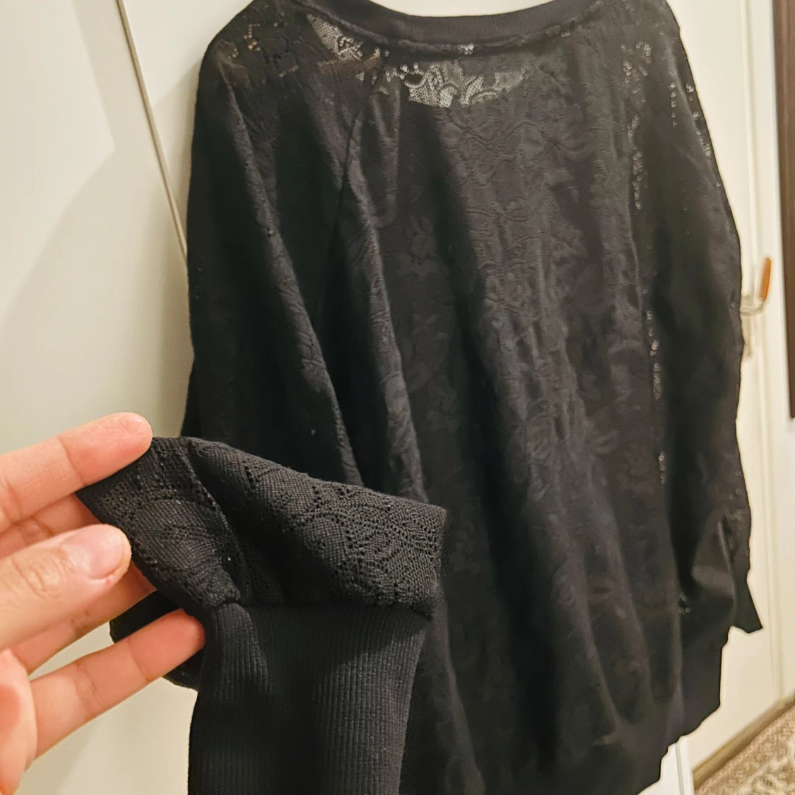 Svart spetsmönstrad tröja från Instinct - 92