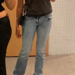 Lee jeans lowwaist bootcut - Snygga lågmidjade jeans från lee, storlek W28 L33. Lite slitningar längst nere vid benen som syns på bild 5(men inget man stör sig på),  i övrigt jättebra skick. Säljes då de är för stora för mig, nypris 1200 kr.