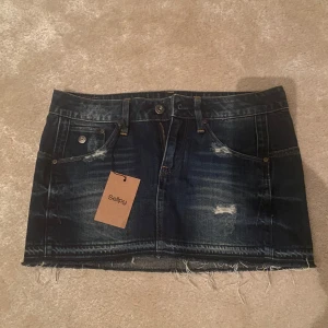 Jeanskjol G-star RAW - Säljer en as snygg kjol då den va för stor, storlek w25 men lite stor i storleken och e i bra skick❤️ midjemåttet e 40, o längd 30💕