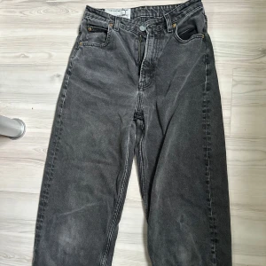Grå 90-tals baggy jeans - Säljer ett par gråa 90-tals inspirerade baggy jeans. De är tillverkade av återvunnen denim och har en avslappnad passform. Perfekta för en casual look. Skriv gärna om du är intresserad innan du köper 🫶