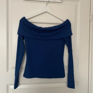 Marinblå offshoulder tröja från NA-KD  - Aldrig använd 