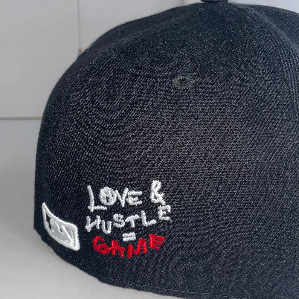 Los Angeles Team Heart Black fitted-New Era. Size fits(55,57,58,59,61 CM). Accessoarer.