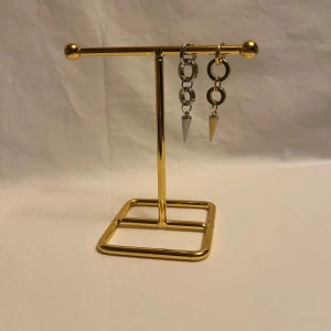 Örhängen  - Finns i guld och silver. Köp för 99kr/st Eller 185kr/ paret. Modell 150 Smyckes ställningen finns även att köpa för 299kr!