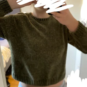 Grön stickad tröja från KappAhl - Säljer en supermysig grön stickad tröja från KappAhl. Perfekt för höst och vinter med sin varma och sköna känsla. Perfekt för att hålla sig varm och stilren! 🍂💚