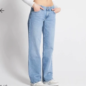 Straight jeans - Säljer dess nya jeans från lager 157 eftersom att de aldrig kom till användning. De är mellan mid waist och low waist. Dem är i super bra skick även om de ser lite skrynkliga ut på bilden💞 frakten kommer du behlca betala💗