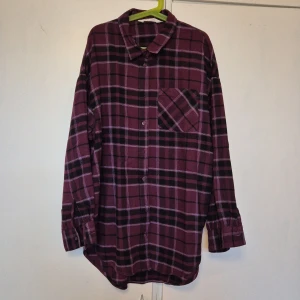Underbar rutig skjorta - Rutig skjorta i ett mysigt material, vinröd med svarta och vita inslag, knappt använd