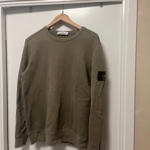 Stone island tröja - Säljer min stone island tröja då den ej kommer till användning. Det är en storlek  S men passar M