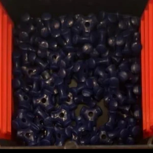 Pärlor  - Pärlor, jättebra till användning till barn, finns i olika färger  Ljusblå , mörkblå, grön, röd, lila, rosa, orange, gul, röd/genomskilig och vita  Frakt tillkommer  