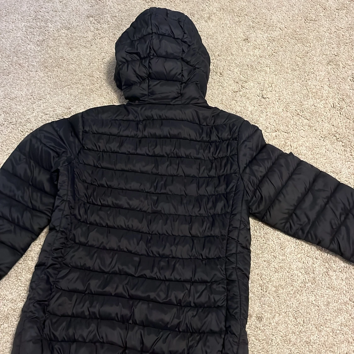 Svart pufferjacka med huva - 90