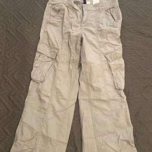 Cargo byxor  - Gråa cargo byxor använda runt 1-3 ggr