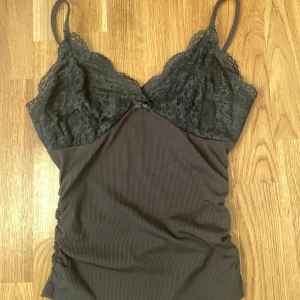 Svart spets linne - Jättefint och sitter så fint på och formar midjan 💓