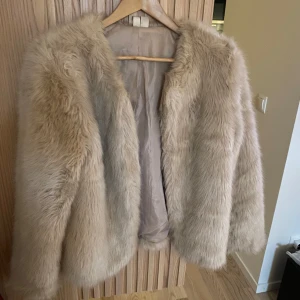 Pälsjacka - Otroligt fin pälsjacka i guldbeigh färg i stl L men är mer som en M