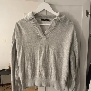 Crewneck - Tröja från Bikbok, endast använd någon gång så i fint skick!!☺️