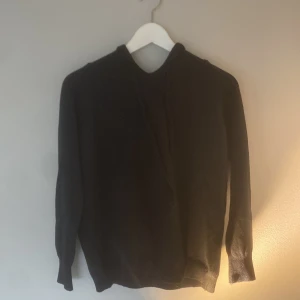 Merinoull hoodie svart  - Tjena! Jag säljer denna feta merinoull hoodien. Säljer pga av att den är för liten för mig. Aldrig använd dvs nyskick 10/10! Säljer denna för endast 549. Bara att höra av dig vid frågor och funderingar 👍🙌