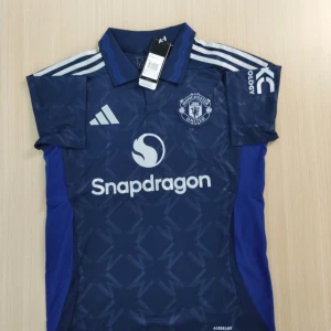 Manchester united tröja 24/25 - Hej säljer en riktig snygg man utd tröja. Riktig snygg 3dje ställ från man utd, om de är nåt skriv bara i dm!