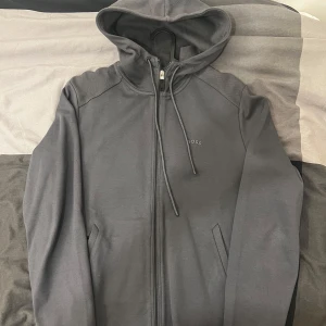 Hugo boss kofta  - Helt ny kofta från Hugo boss, har använts 1-2 gånger. Köpt för 1800kr från boss hemsida.