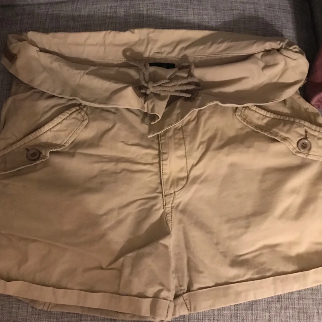 Beige shorts från Sisters Point