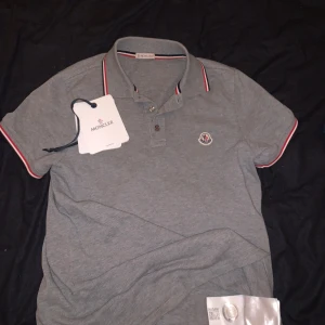 Intressekoll!!! Moncler piké grå - Intressekoll på en snygg grå pikétröja från Moncler i mycket bra skick! Tröjan är i storlek XS men skulle nog passa en S också! Qr kod funkar och lappar medkommer.