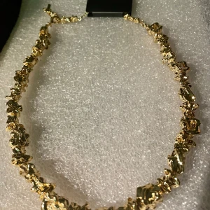 *NY*ACT-Guldpläterat halsband Fr Pilgrim, Julklappstips! - Guldpläterat halsband med unik organisk design Spännande oregelbundna former Längd 38 cm + 12 cm förlängningskedja Säsongens key-item Dansk design - handcrafted 6% Mässing, 92% Återvunnet Zink, 1% Tyg, 1% Plätering. Nickel & Blyfritt.  I presentask  