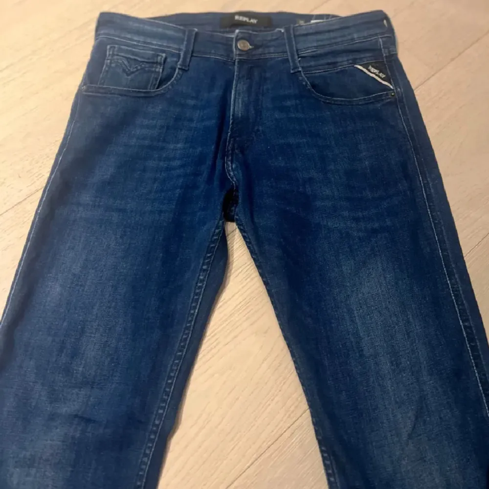 Säljer ett par snygga blå jeans från Replay i modellen Anbass 30-32 De har en klassisk femficksdesign och är i mycket bra skick. Perfekta för både vardag och fest! 🕺. Jeans & Byxor.