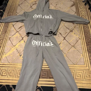 Grå baggy tracksuit - Nyskick jag råka köpa fel storlek de är därför jag säljer den här tracksuiten den är från boohooman. Priset kan diskuteras genom snabb affär 
