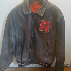 Reebok klassiker  - En skinnjacka som andas retro. Eftertraktad jacka från reebok. Något sliten insida men riktigt fin utsida. 
