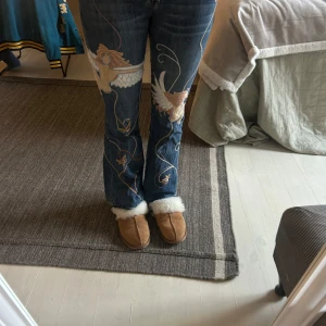 Lågmidjade jeans med detaljer - Lågmidjade bootcut jeans med detaljer på fram och baksida💕 