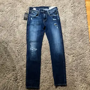 Nya slim fit replay jeans i L30 W28.     Retail är 2400, inköpta för 1600 på ooulet. Modellen väger 60kg och 173cm lång. Alla taggar är på! Skriv ifall du har ngn fråga.