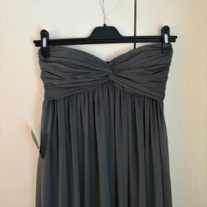 Långklänning - Helt ny klänning från Nelly i storlek 36 med prislapp kvar. Siliconband upptill så sen ej glider ner och dragkedja i sidan. Total längd: 127 cm