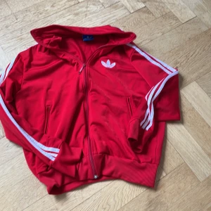 Adidas jacka/ziptröja  - Bra skick inga skador  Dragkedjor på fickorna allt funkar bra  