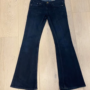 Lågmidjade utsvängda jeans  - Superfina mörkblå jeans!
