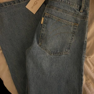 Alobha label jeans  - Snygga blåa Alobha label jeans helt oanvända med prislapp kvar 😍❤️  Nypris 1000kr 