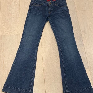 Lågmidjade utsvängda jeans  - Mörkblå utsvängda och lågmidjade jeans. Bra skick!
