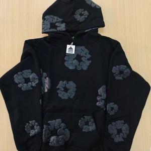 Denim tears hoodie - Hej säljer en Riktig snygg demim tears hoodie, den är I ny skick! Perfekt för dig som gillar street style! Om de är nåt Skriv I DM