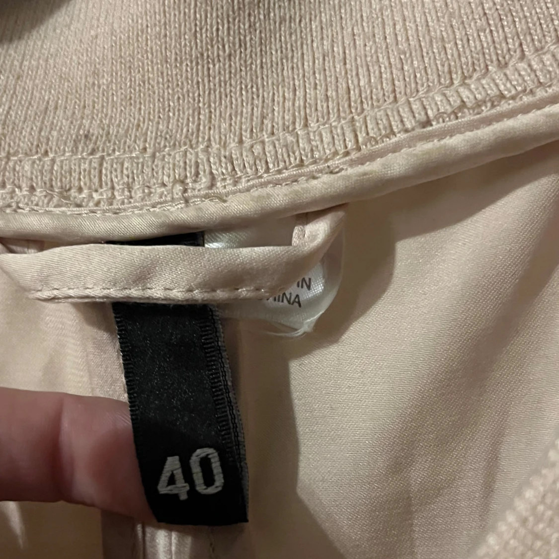 Beige jacka med dragkedja - 90