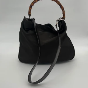 Gucci Bamboo - Gucci Bamboo Shoulder Bag  Skick: C, väldigt fint vintage skick. Se alltid bilder för egen uppfattning.  Serienummer: 001 3444 1577  Sku: V015  Mått: B39cm x H30cm x D9cm x Shoulder Drop 40cm