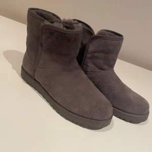 Grå uggs🩶 - Nyköpta i bra skick men tyvärr aldrig använda då de är lite för små. Köpta för 1600kr💕