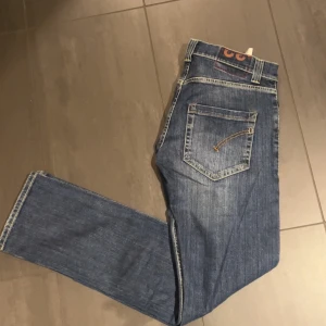 Dondup Jeans  - Feta dondup jeans. Fet tvätt. Väldigt bra skick. Modellen är 180 och väger 65kg. Pris kan diskuteras. Vid frågor eller funderingar hör av er!⚜️🙌