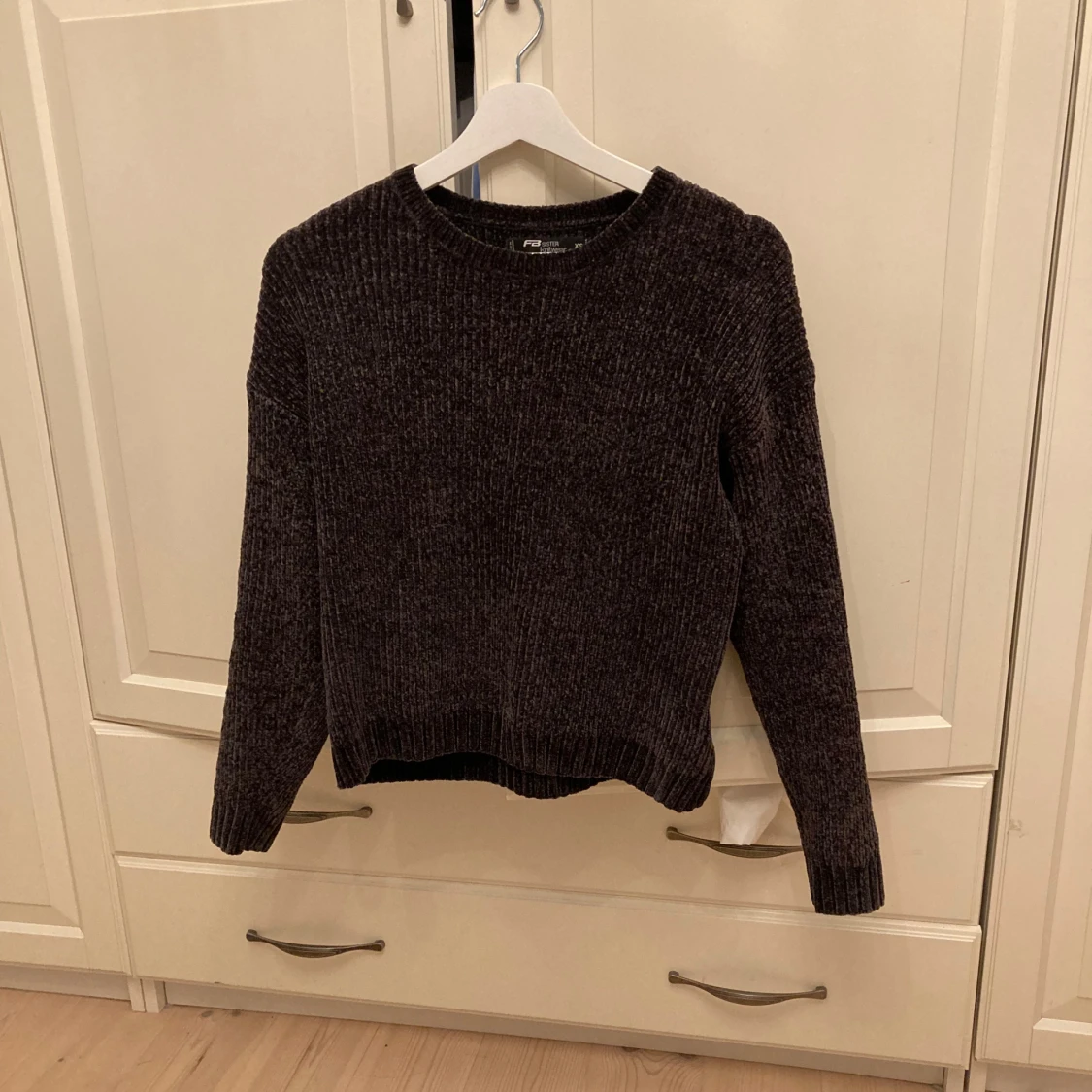 Mörkgrå stickad tröja - 90