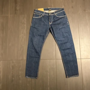 Dondup jeans  - Feta dondup jeans. Modellen är 160cm!Hör av er för mått! Jätte bra skick. Nypris ~ 4000kr. Pris kan diskuteras! Hör av er vid frågor eller funderingar!⚜️🙌