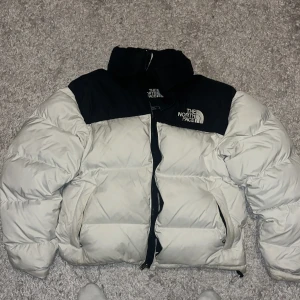 North face puffer jacket - Hej, säljer nu denna the north face jacka då den är för liten på mig. Denna jacka har kommit till användning under förra vintern bara. Jackan är strlk S och är 9,3/10 i skick. de lite smutsigt på änden av ärmarna och fickan men går nog att fixa med tvätt. Pris 1500 går att diskutera nypris 3500.