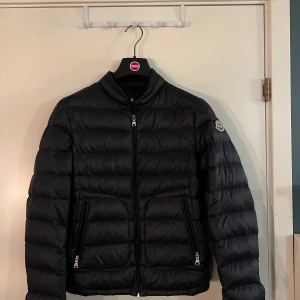 Svart dunjacka från Moncler - Säljer en snygg svart dunjacka från Moncler i mycket fint skick använd ett fåtal gånger.  Kvitto finns