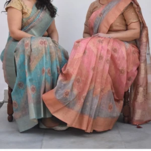 Flerfärgad saree med broderad blus - Säljer en vacker saree, sari i flerfärgad design med inslag av rosa, blått och beige. Tyget har ett subtilt mönster och blusen är broderad med glittrande detaljer. Perfekt för festliga tillfällen! 💃 Köpt i butik på Mall av India I New Delhi. Säljs komplett med underkjol, topp, örhängen m.m