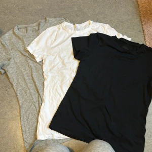 Intimissmi t-shirt - 3 st intimissimi t-shirttar i storlek S. Använda endast ett fåtal gånger. Går bra och köpa separat om man vill. 1 för 120 och 3 för 300.
